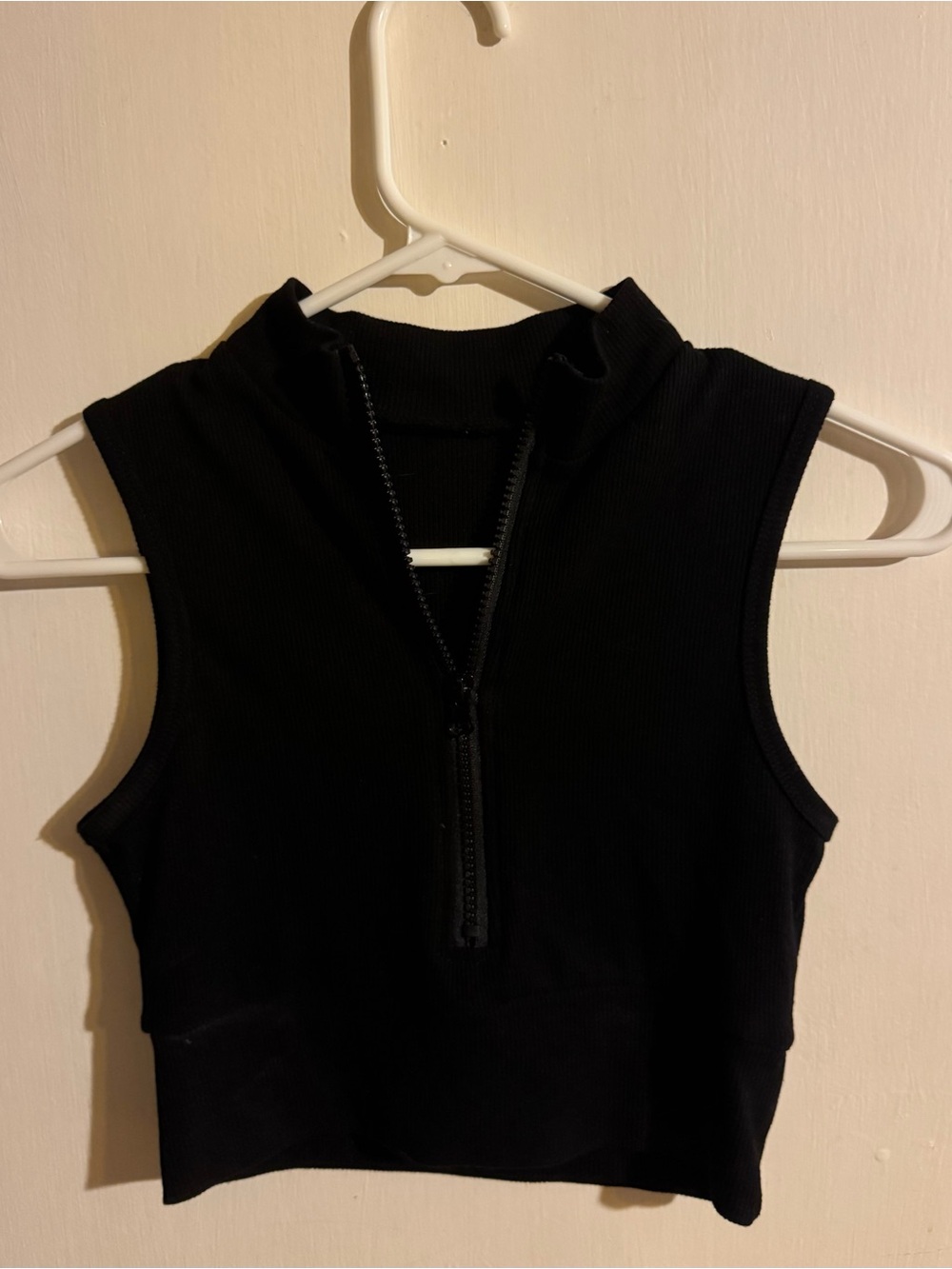 ✨ 3 for 18$✨ Sleeveless Black Zip Front Crop Top
